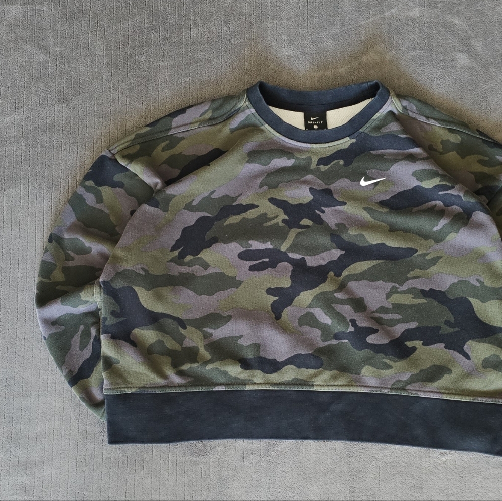 Nike Dri Fit Women's Cropped Camo Sweatshirt Size Medium - Picture 2 of 9